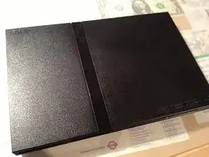 PlayStation 2 Slimline (SCPH-75004) အား တစစီ ျဖုတ္ျခင္း အဆင့္ဆင့္